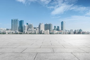 Boş meydan ve Çin modern şehir binaları