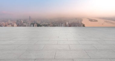 Boş döşemeler ve şehir binalarının arka planı