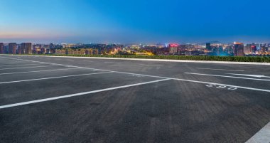 Boş yol ve şehir binaları