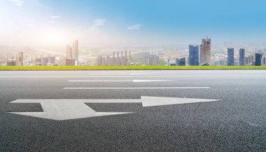Boş yol ve şehir binaları