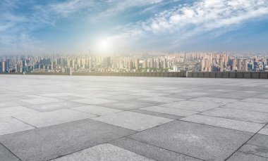 Boş döşemeler ve şehir binalarının arka planı