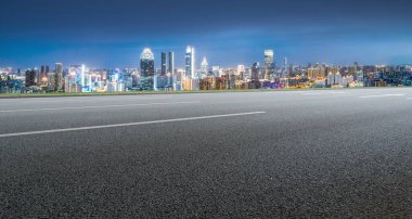 Boş yol ve şehir binaları