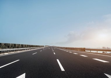 Yol ve modern şehir binaları ufuk çizgisi