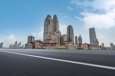 Yol ve modern şehir binaları ufuk çizgisi