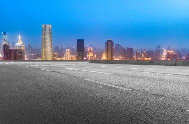 İlerde yol ve şehir manzarası gece manzarası