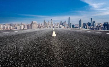 Yol ve modern şehir binaları ufuk çizgisi