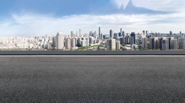 Yol ve modern şehir binaları ufuk çizgisi