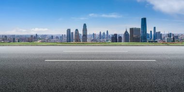 Yol ve modern şehir binaları ufuk çizgisi