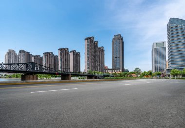 Önümüzdeki yol ve şehir binalarının manzarası