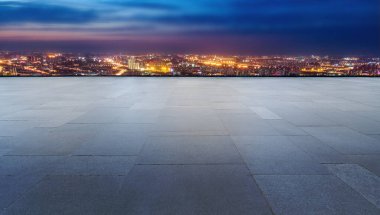 Kare ve modern şehir binaları ufuk çizgisi