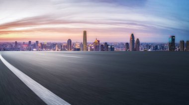 Asfalt kaldırım ve kentsel mimari manzaranın arka planı