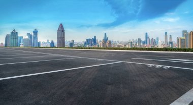 Asfalt kaldırım ve kentsel mimari manzaranın arka planı