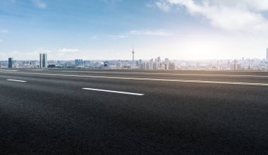 Yol ve modern şehir binaları ufuk çizgisi
