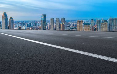 Freeway Skyline ve finans bölgesi modern binaları