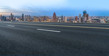 Freeway Skyline ve finans bölgesi modern binaları