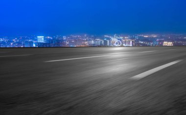 Boş yol ve şehir binaları