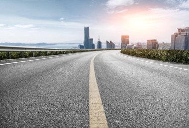 Yol ve Çin modern şehir binaları