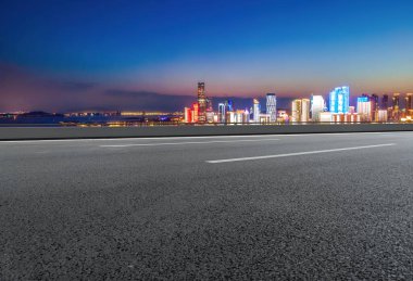 İlerde yol ve şehir manzarası gece manzarası