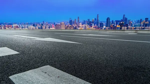 Yol ve modern şehir binaları ufuk çizgisi