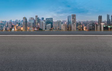 Freeway Skyline ve finans bölgesi modern binaları