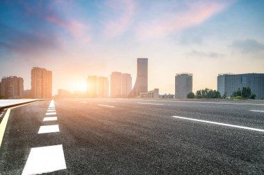 Yol ve modern şehir binaları ufuk çizgisi