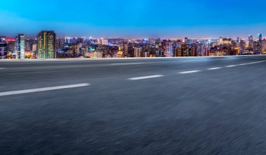 Boş yol ve şehir binaları