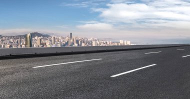 Asfalt kaldırım ve kentsel mimari manzaranın arka planı