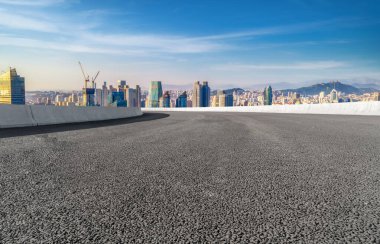 Yol ve modern şehir binaları ufuk çizgisi