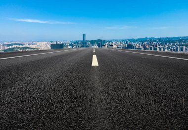 Önümüzdeki yol ve şehir binalarının manzarası