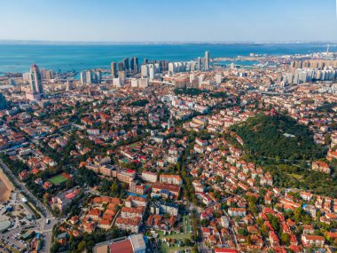 Q şehrinin sahil manzarasının hava fotoğrafçılığı.