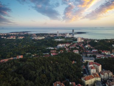 Q şehrinin sahil manzarasının hava fotoğrafçılığı.