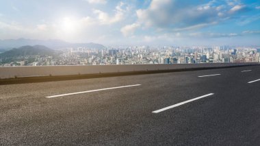 Boş yol ve şehir binaları