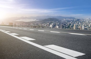 Boş yol ve şehir binaları