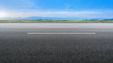 Boş yol ve şehir binaları
