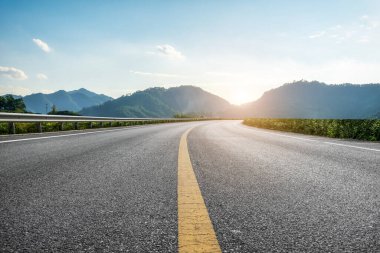 Asfalt kaldırım ve kentsel mimari manzaranın arka planı