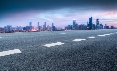 Boş yol ve şehir binaları
