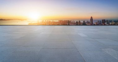 Boş döşemeler ve şehir binalarının arka planı