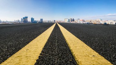 Boş yol ve şehir binaları