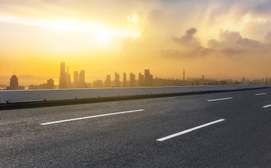 Boş yol ve şehir binaları