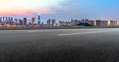 Boş yol ve şehir binaları