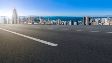 Boş yol ve şehir binaları