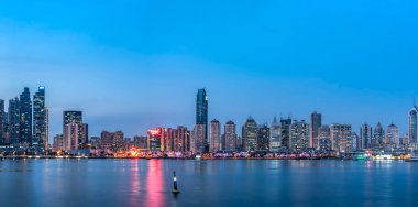 Qingdao şehri kıyı şeridi binaları manzara ve gökyüzü bulutları
