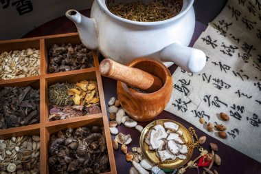 Çin Bitkisel Tıp ve çiçek çayı üzerinde ahşap