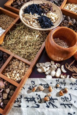 Çin Bitkisel Tıp ve çiçek çayı üzerinde ahşap