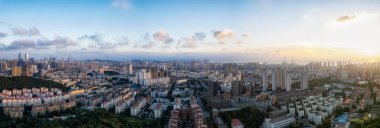 Kentsel binaların hava fotoğrafçılığı her iki tarafta da gökyüzü çizgileri 