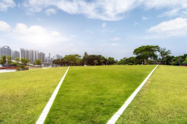 Pearl Rive 'in her iki yakasındaki modern binaların sokak manzarası.