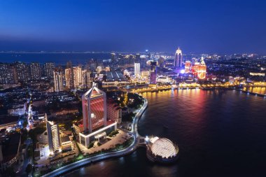 Qingda 'daki modern şehir binalarının gece görüntüsü.