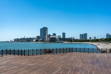 Qingdao 'nun batı yakasındaki modern binaların sokak manzarası Yeni Distri