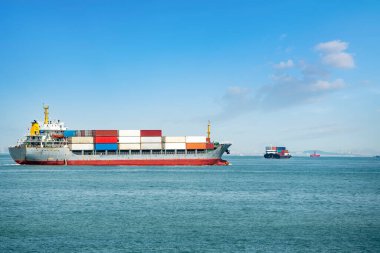 Liman terminali şilebi ve şehir silüeti