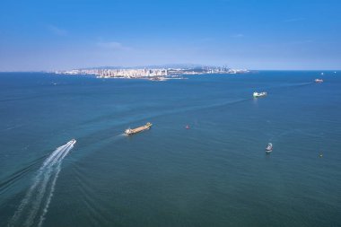 Liman terminali şilebi ve şehir silüeti